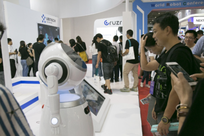 能迎宾讲解还会推销？世界机器人大会上，深圳制造的智能“服务员”为何如此出彩